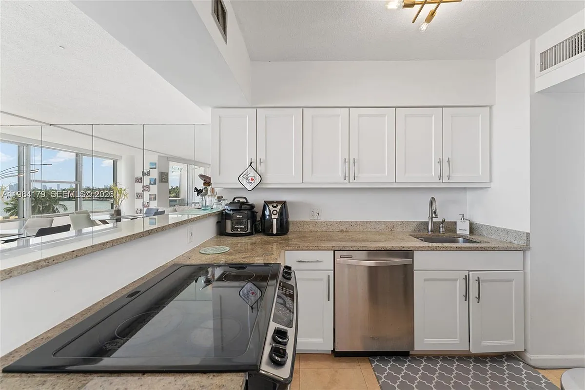 Building Photo - 900 Bay Dr #421