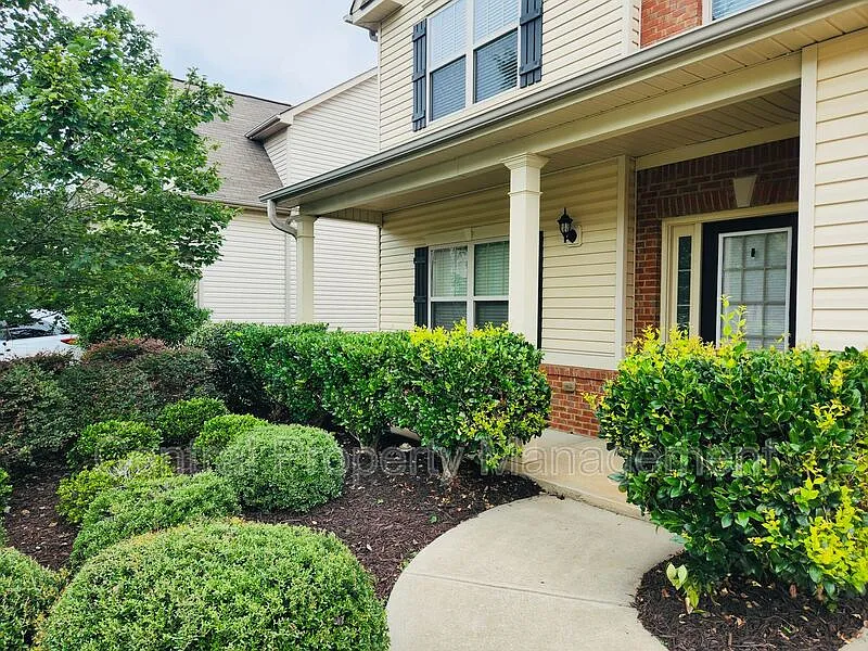 4 bed, 2.5 bath, 2743 sqft, $2,595 — Photo 3