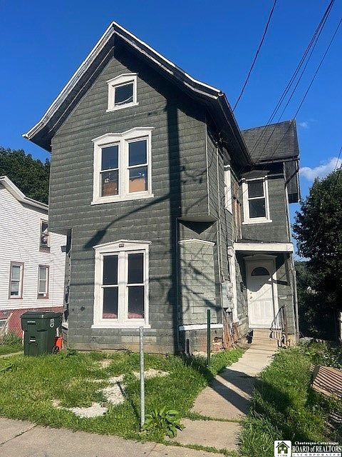 1st image of 760 E 2nd St