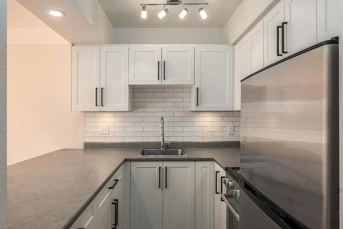 Viscount Manor Apartments — Photo 1