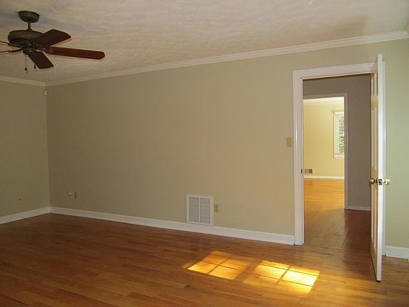 3rd image of 3 Doral Dr