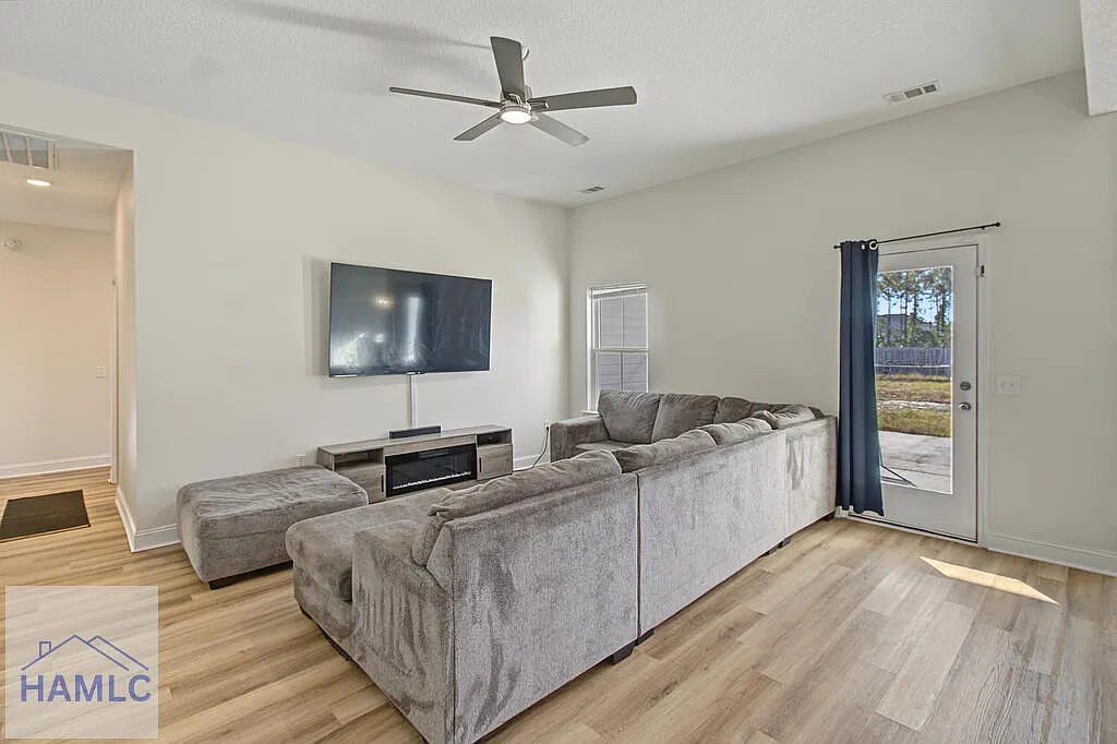 4 bed, 2.0 bath, 1685 sqft, $2,200 — Photo 4