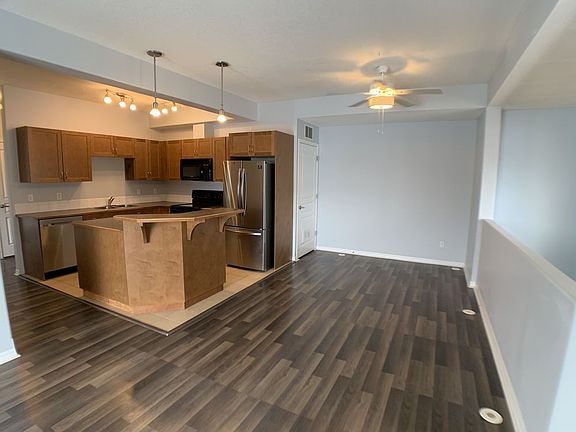 3rd image of 101 Fontaine Cres #104