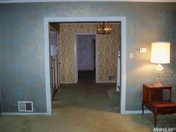 5th image of 105 Bartlett Ave