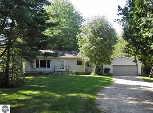 2566 S Pineview Rd, Suttons Bay, MI 49682