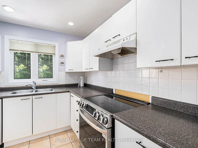121 Drummond St — Photo 14