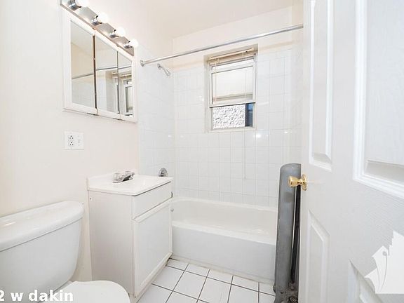 3rd image of 912 W Dakin St #1417