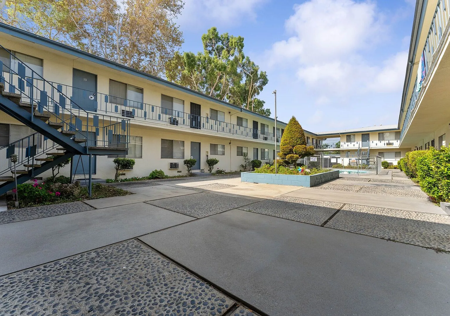 731 N Azusa Ave — Photo 3