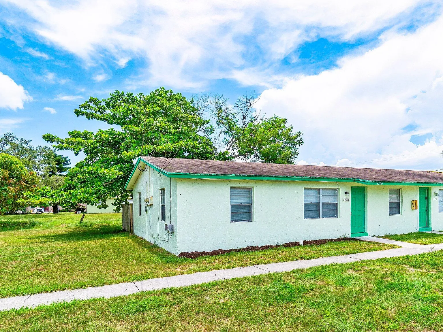 3 bed, 1.0 bath, 1050 sqft, $2,200 — Photo 3