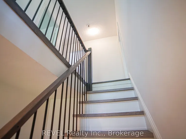 21 Plymouth Rd #UPPER — Photo 4
