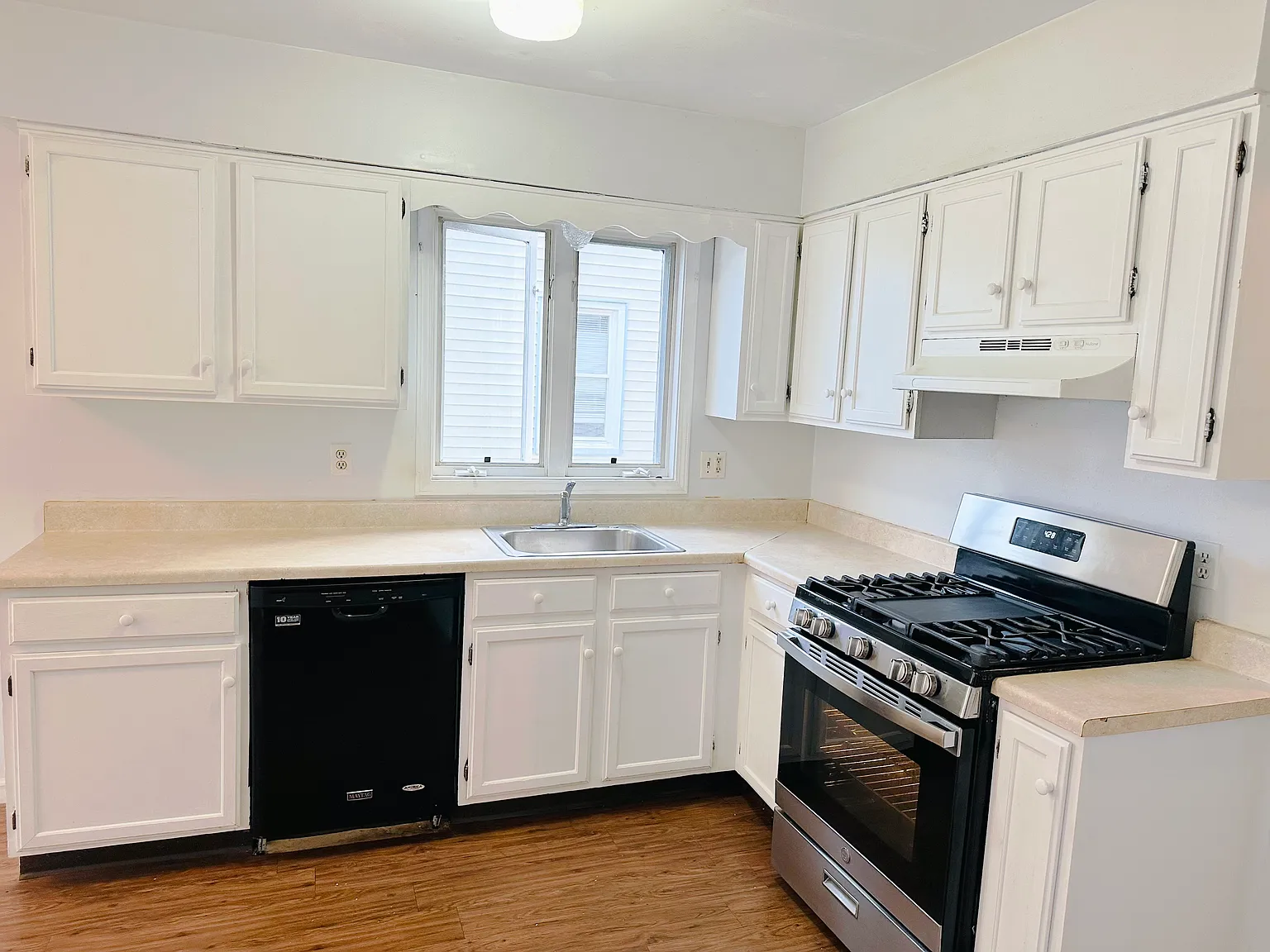 3 bed, 1.5 bath, 1218 sqft, $2,750 — Photo 3
