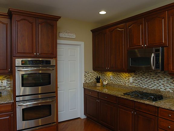 3rd image of 44635 Broadmoor Cir N