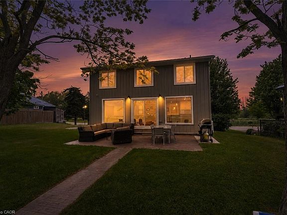 3rd image of 2118 Lakeshore Rd