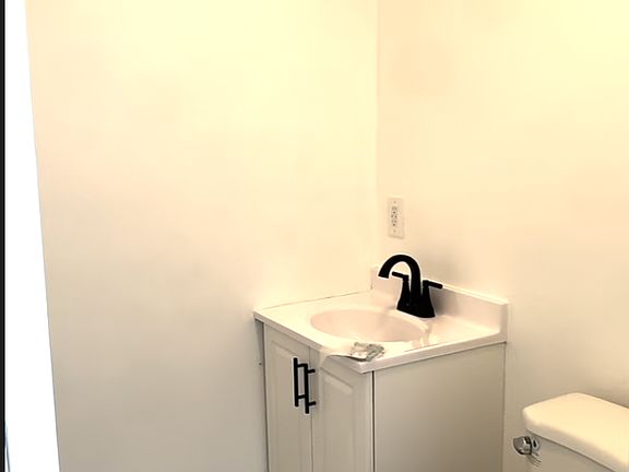 4th image of 2117 3/4 Mortimer Ave