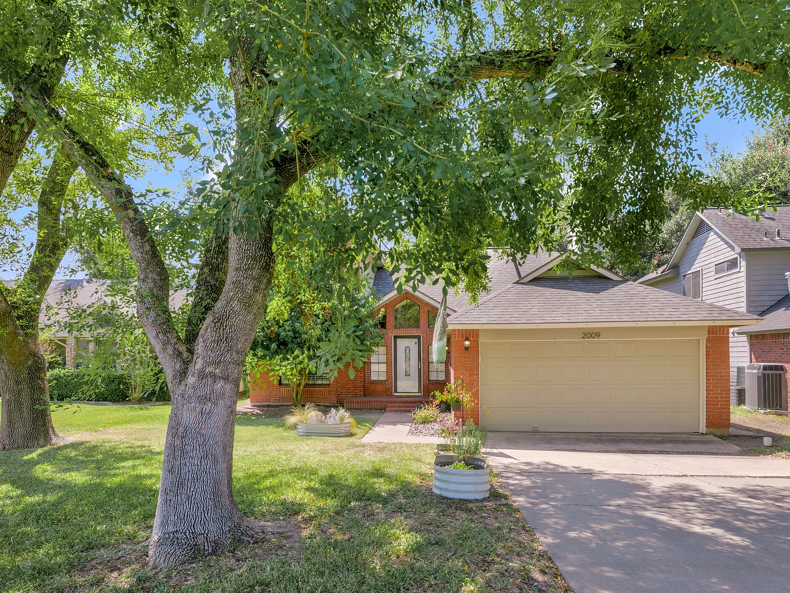 3 bed, 1395 sqft, $2,095 — Photo 2
