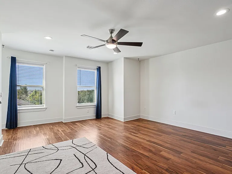422 N Marlborough Ave — Photo 57