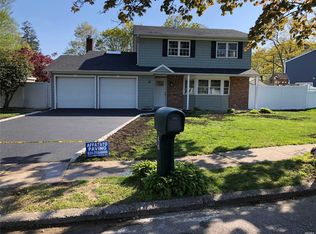 22 Norwood Ln, Ronkonkoma, NY 11779