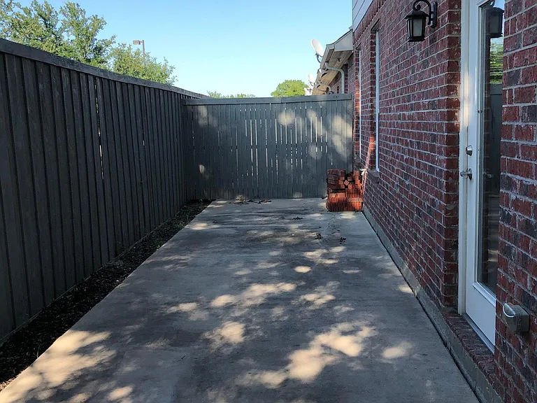 Back of the house - ready to BBQ!