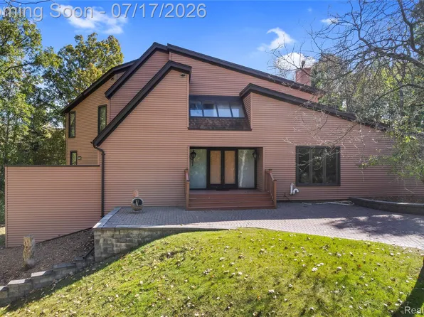 5685 Paint Valley Dr, Rochester, MI 48306