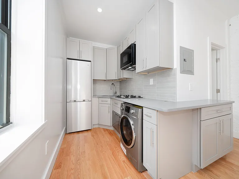 201 E 2nd St #5C — Photo 3