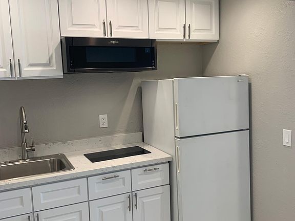 3rd image of 2575 Crystal Dr #1