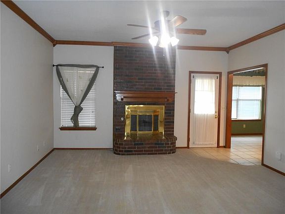 3rd image of 1326 Oakhill Dr