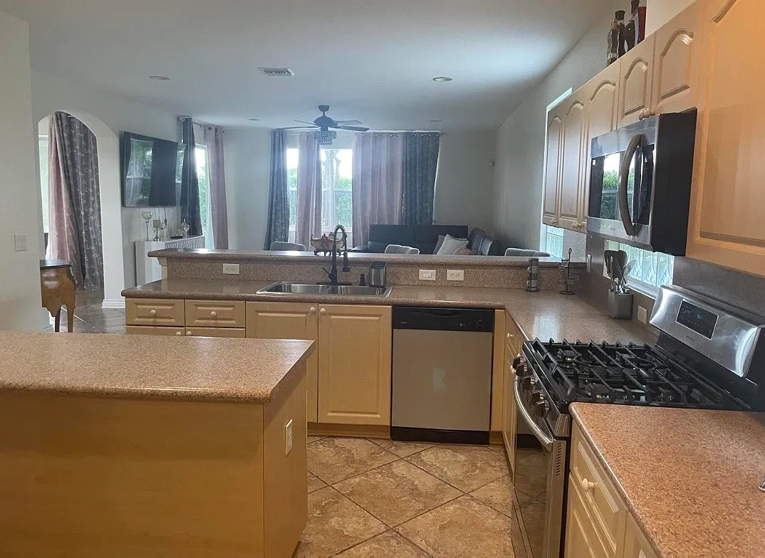 5 bed, 3065 sqft, $5,995 — Photo 1