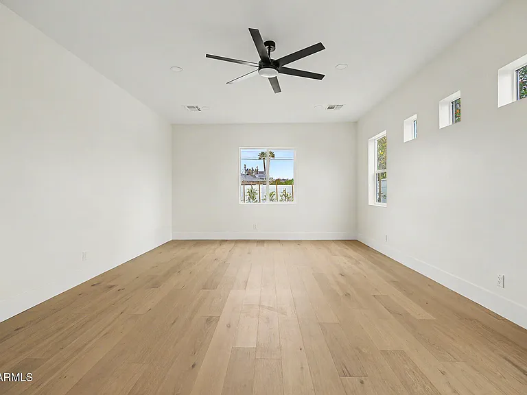 3229 E Roma Ave — Photo 16
