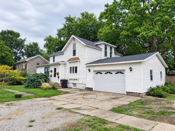 617 S Macon St, Bement, IL 61813