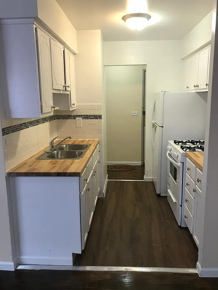 Building Photo - 5848 N Kenmore Ave #204