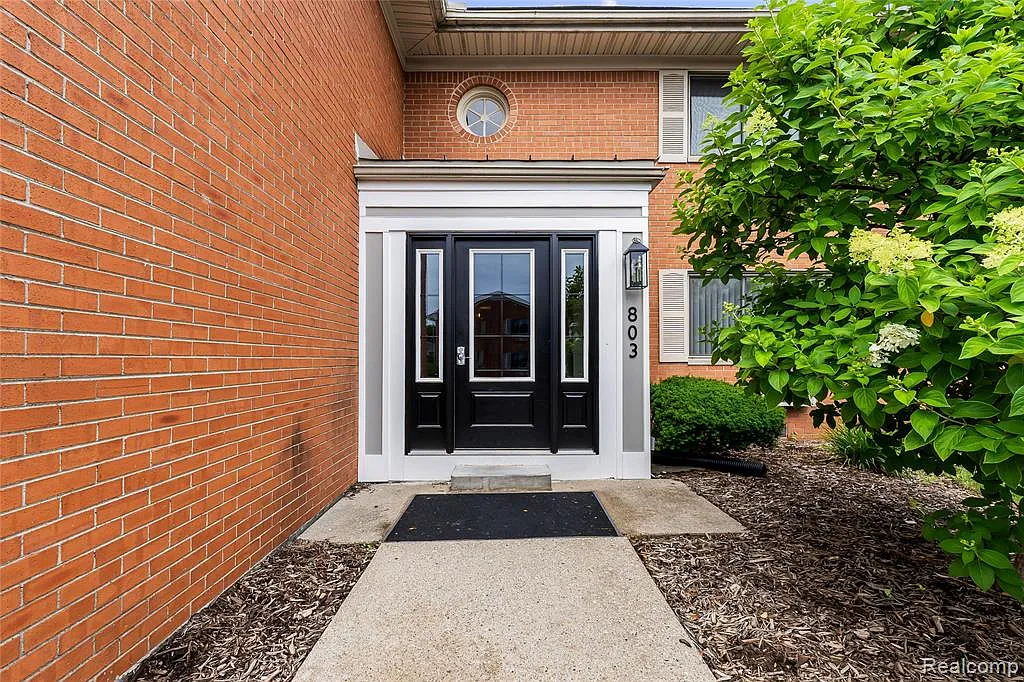 1 bed, 1.0 bath, 627 sqft, $1,000 — Photo 2