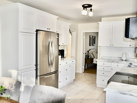 4th image of 486 Hale St