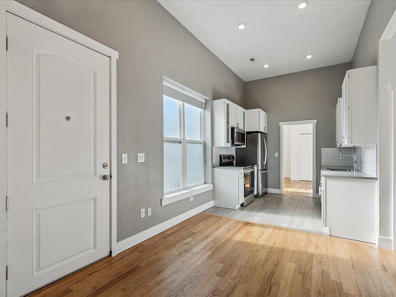 1st image of 1031 W 14th Ave