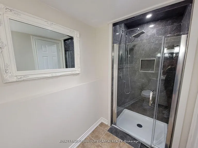 20 Mowat Cres #LOWER — Photo 11