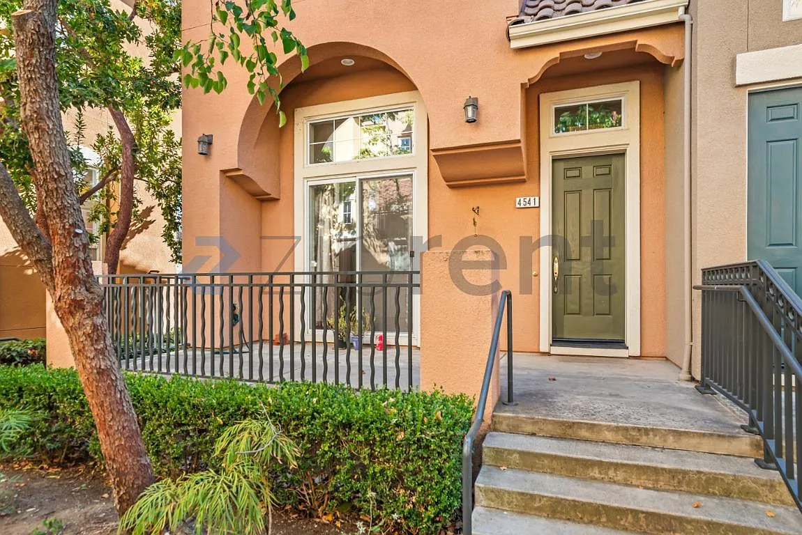 3 bed, 2.5 bath, 1700 sqft, $4,985 — Photo 2