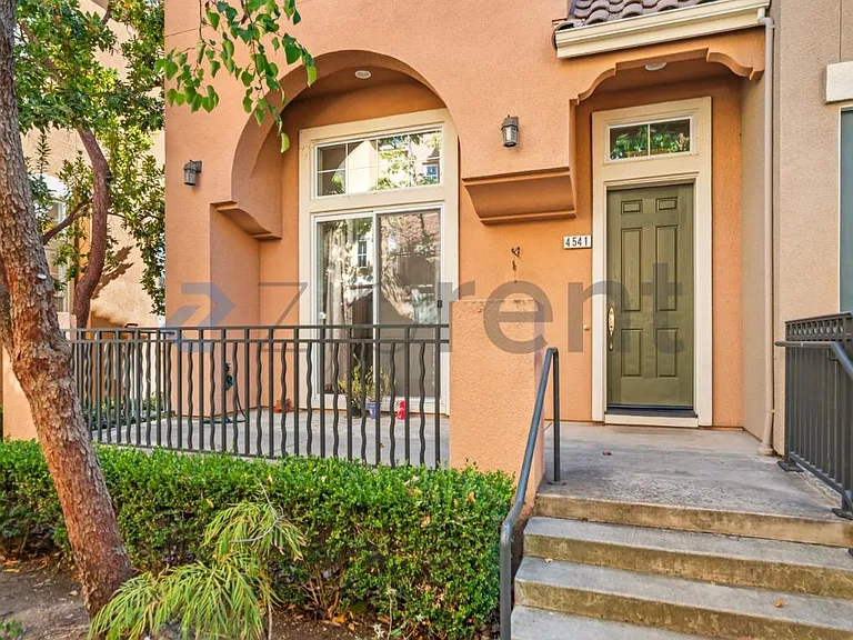 4541 Laird Cir — Photo 2