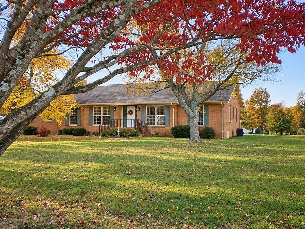 4 bed, 2.0 bath, 2100 sqft, $2,000 — Photo 2