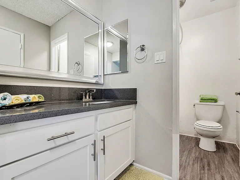 5830 Reseda Boulevard — Photo 43