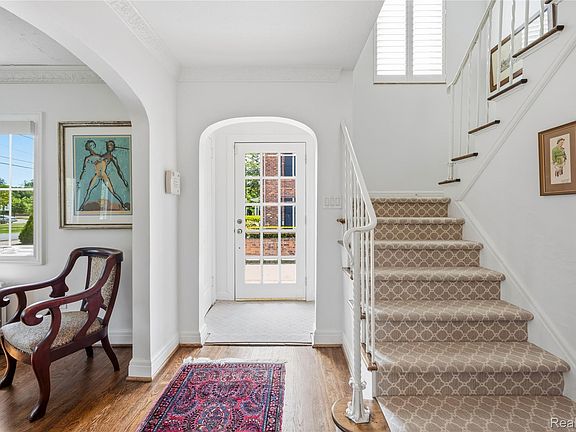 3rd image of 250 Pleasant St