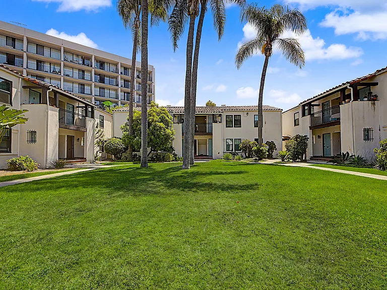 Las Palmas Apartments — Photo 25