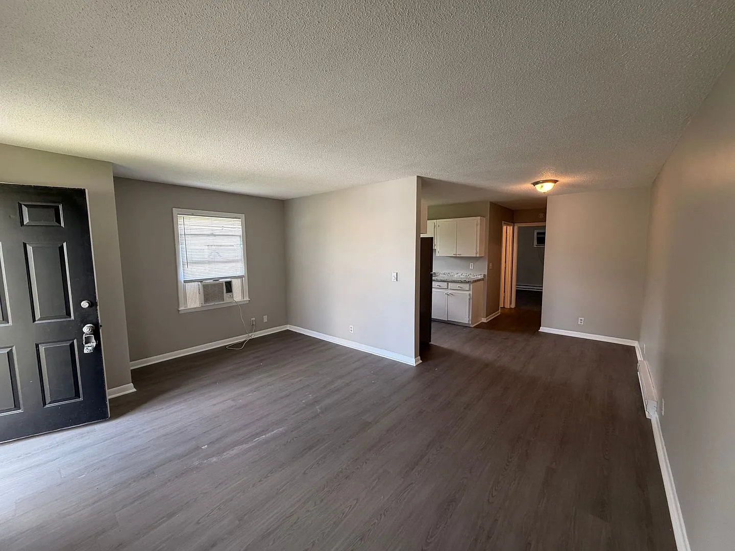1 Bed 1 Bath Unit In Shelbyvillle — Photo 3