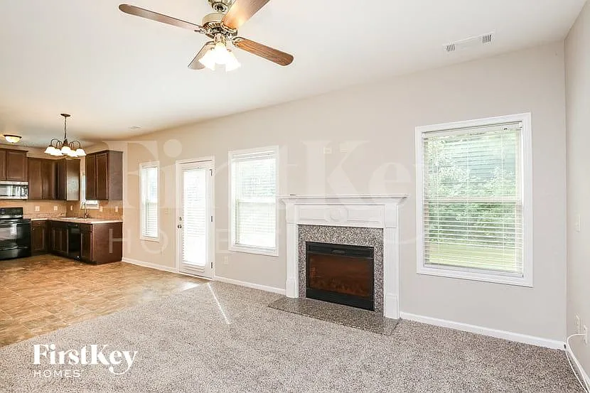 4 bed, 2.5 bath, 1985 sqft, $2,365 — Photo 2