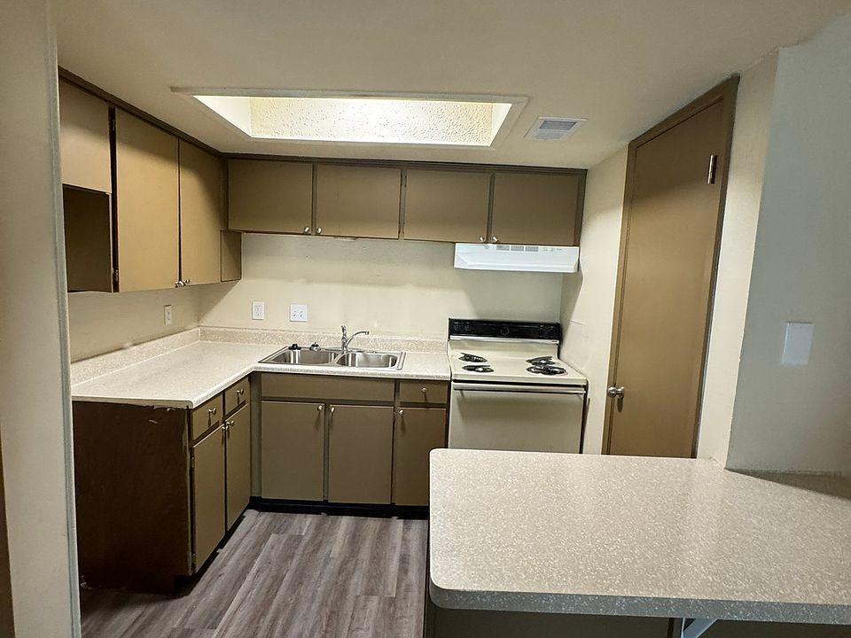 Kitchen- new fridge supplied