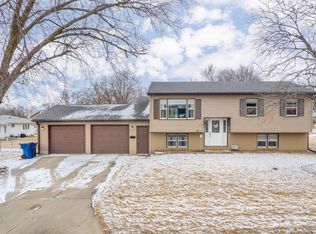 1221 Columbus Dr, Waterloo, IA 50702
