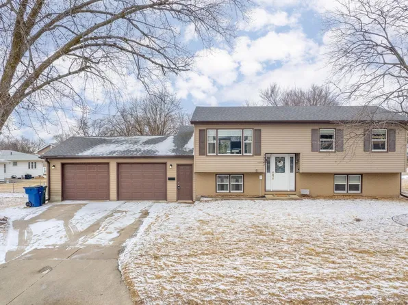 1221 Columbus Dr, Waterloo, IA 50702