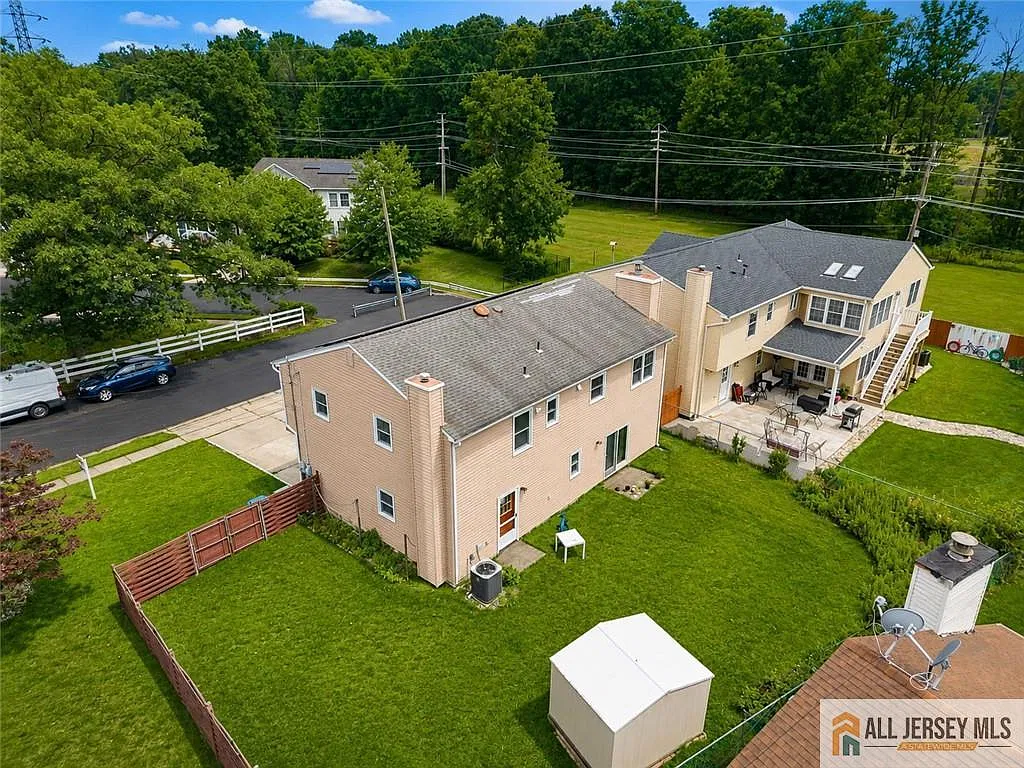 4 bed, 2.0 bath, 1918 sqft, $3,750 — Photo 4