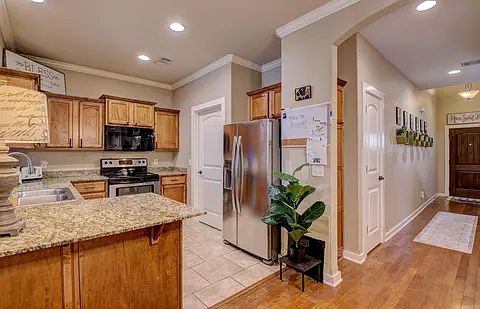 3rd image of 204 Tivoli Ln