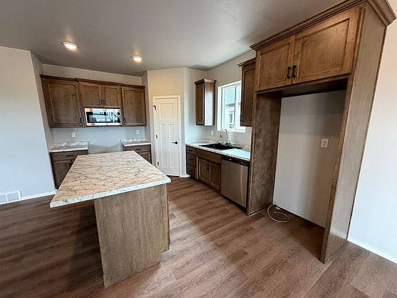 3rd image of 936 Enclave Ct
