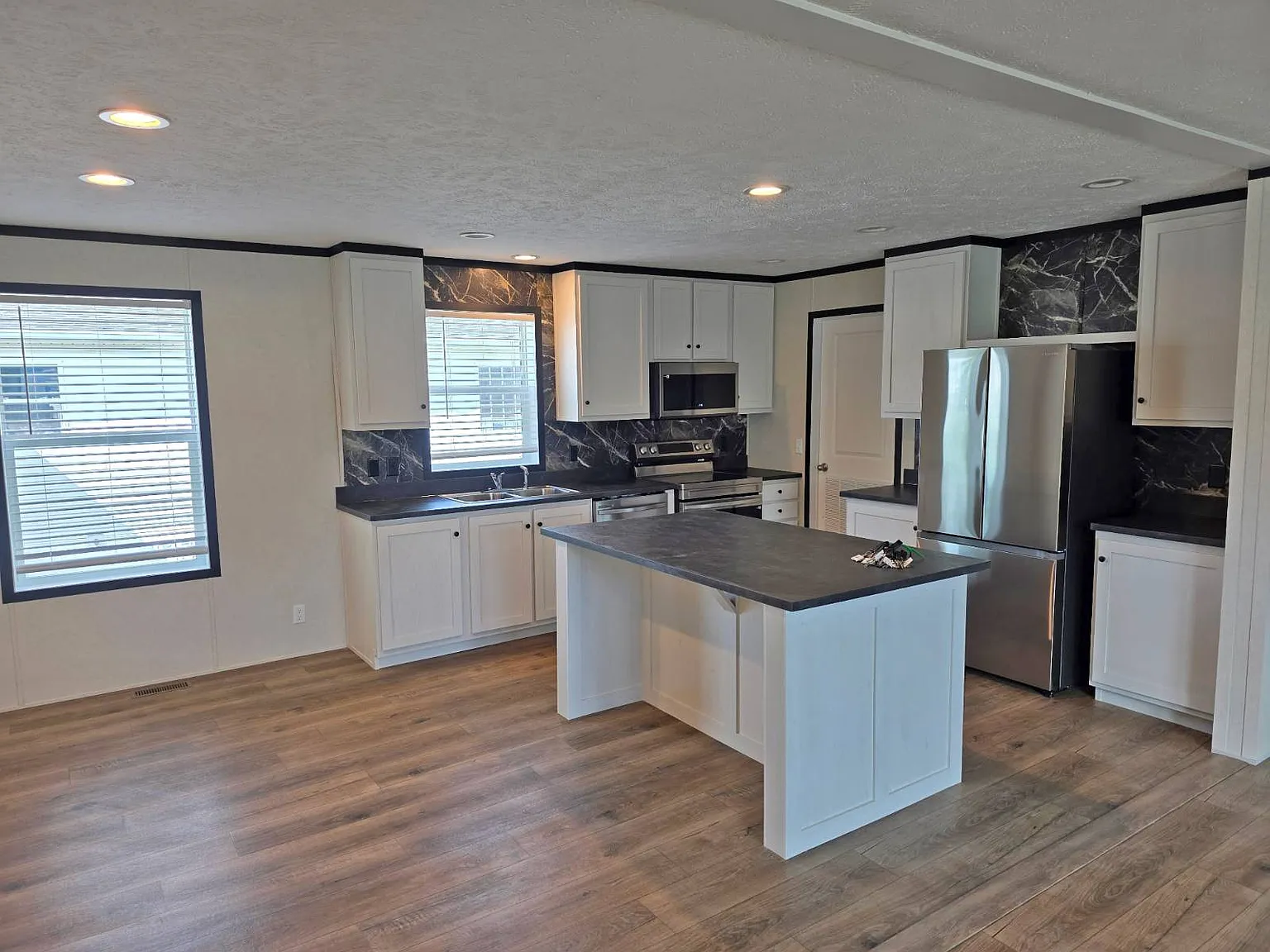 3 bed, 2.0 bath, 1250 sqft, $1,700 — Photo 2