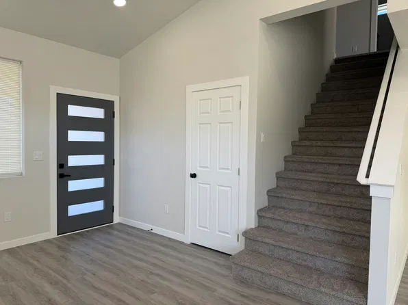 1818 N Coach Ln, Greenacres, WA 99016